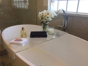 plateau de baignoire en acrylique sur mesure plateau en verre verre à vin en plastique lucite 