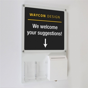 panneau d'affichage de persex fixé au mur de bureau avec la boîte de suggestion 