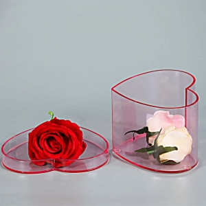 boîte de fleur en forme de cœur de couleur rose