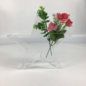 vase en acrylique de forme unique
