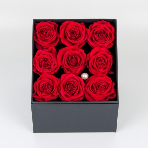 Boîte de fleurs avec des roses 
