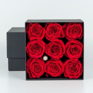 Boîte de fleurs avec des roses 
