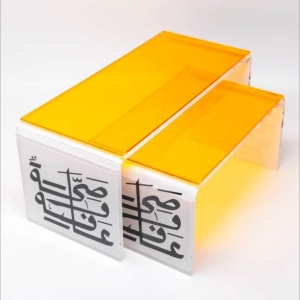 plateau acrylique arabe avec motifs de calligraphie arabe 