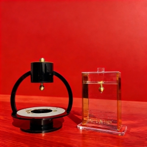 Mayim Acharonim en lucite moderne