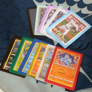 Porte-cartes à insertion par le haut avec dos coloré pour cartes à collectionner, protecteur rigide pour cartes avec bords renforcés 