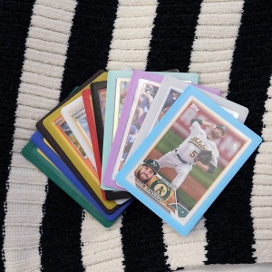 Porte-cartes à insertion par le haut avec dos coloré pour cartes à collectionner, protecteur rigide pour cartes avec bords renforcés 